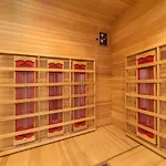 埃因霍温肯帕维恩中心公园假日公园 3*